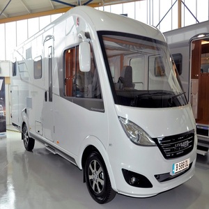 Espaciosa autocaravana de lujo 4X4 con cocina moderna, sistema de camping avanzado y cómoda configuración. - Product Image 4