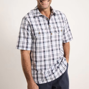 เสื้อเชิ้ตทำงานผู้ชาย ทรงหลวม แขนสั้น ผ้าฝ้าย 100% เนื้อผ้าบางเบาสำหรับฤดูร้อน มีจีบหลังสองจีบ กระเป๋าหน้าอกสองช่อง ชายเสื้อโค้ง ลายตาราง - Product Image 2