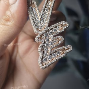 จี้ตัวอักษรประดับโรเดียม ฝังเพชรโมอิสซาไนต์ VVS ทรงกลมเจียระไนแบบบริลเลียนท์ ดีไซน์หรูหรา เหมาะสำหรับใส่ทุกวัน - Product Image 3