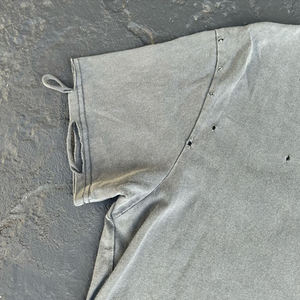 เสื้อยืดผู้ชายสไตล์วินเทจ ผ้าคอตตอน 100% หนานุ่ม ซักย้อมสีแบบ Stone Washed ขาดๆ แบบ Distressed พิมพ์ลายกราฟิก DTG ขนาดใหญ่พิเศษ รับผลิตตามสั่งขายส่ง - Product Image 4