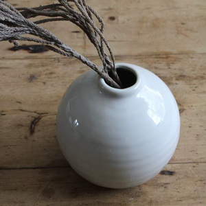 Sofisticado Florero de Cerámica con Acabado Brillante en Color Marfil, Forma Redonda Moderna, Perfecto para Decoración Elegante del Hogar - Product Image 1