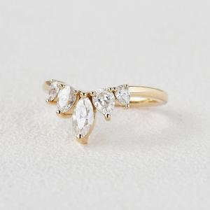 Élégantes bagues de mariage vintage en argent sterling plaqué or rose, serties de cinq moissanites incolores taille brillant, parfaites - Product Image 5