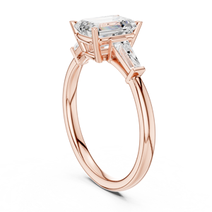 Anillo de compromiso de moissanita fina con corte esmeralda y detalles laterales de baguette, chapado en oro rosa sobre plata, anillo de tres piedras. - Product Image 4