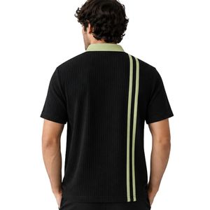 Polo de golf personalizado en negro y verde oliva, con media cremallera, manga corta, tejido texturizado, con logotipo personalizado y etiqueta privada para hombre. - Product Image 2
