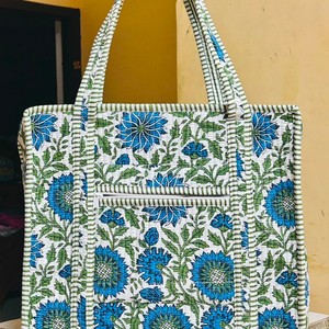 Bolsa de Mano de Algodón Acolchada con Estampado Floral, Bolsa de Compras y Viaje Grande, Elegante Bolsa de Mano para Mujer, Diseño Espacioso y Duradero - Product Image 5