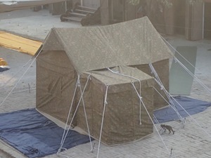 Carpa Tactic Square para 4 Estaciones con Baño Integrado, Lona Impermeable, 2 Puertas, 2 Ventanas, Tela Resistente de 650 GSM - Product Image 1