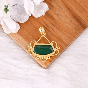 จี้ทองเหลืองดีไซน์เนอร์ประดับไฮโดรอะพาไทต์ทรงเบเซลสำหรับผู้หญิง - Product Image 4