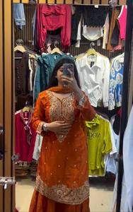 Ensemble ethnique pour femme : Kurti en soie Fandy bicolore lourd avec broderies et sequins, entièrement cousu, accompagné d'un Sharara et d'un Dupatta assortis - Product Image 5
