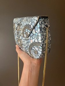 Bolso de hombro hecho a mano con mosaico dorado, con incrustaciones de metal y correa de cadena, ideal para fiestas y atuendos étnicos. - Product Image 2