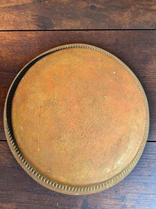 Plateau de service en laiton artisanal, style vintage, rond, gravé avec un design géométrique et floral islamique complexe - Product Image 4