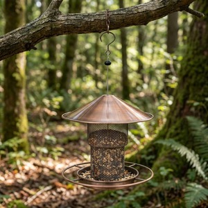 Mangeoire à oiseaux suspendue en cuivre écologique avec toit conique et design d'oiseaux posés sur une perchoir, pour la décoration extérieure du jardin - Product Image 3