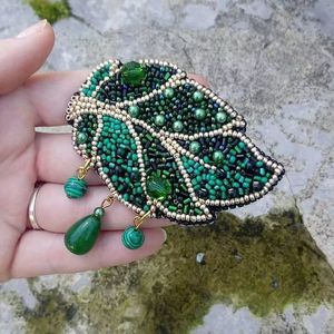 Broche Artesanal Premium con Cuentas, Elegante Pin Decorativo para Solapa, Broche Bordado a Mano con Cuentas, Colorido - Product Image 6