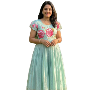 Ensemble Kurti / Kurta fantaisie style Bollywood en coton doux imprimé avec travail Magham, motifs amples, tailles M à XXL, en vente - Product Image 1