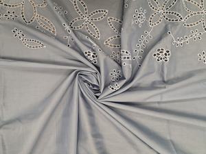 Tissu en coton lavande imprimé, respirant, léger, tissé, brodé à l'œillet, de la meilleure qualité, pour la confection de robes pour filles, expédié dans le monde entier - Product Image 4