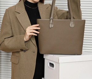 Sacs fourre-tout à bandoulière en cuir véritable de haute qualité pour femmes, grande capacité, style simple, vente en gros, en cuir de vachette, couleur personnalisée, logo OEM - Product Image 2