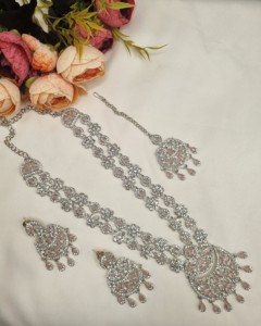 Ensemble de bijoux élégant plaqué rhodium avec zircone cubique, collier long multicouche, boucles d'oreilles assorties, ensemble de soirée Mangtika, vente en gros - Product Image 1