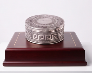 Boîte de rangement ronde en métal argenté à motif géométrique grec personnalisé pour fruits secs et légumes - Product Image 1