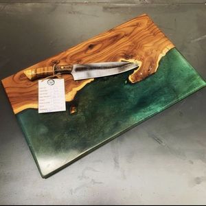 Planche en bois époxy premium pour servir le fromage et le pain – Planche à découper élégante en résine faite à la main avec effet rivière - Product Image 1
