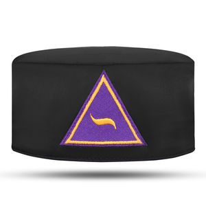 Casquette de haute qualité avec emblème triangulaire violet brodé à la machine, ceinture réglable, casquette noire avec emblème de la Couronne - Product Image 1