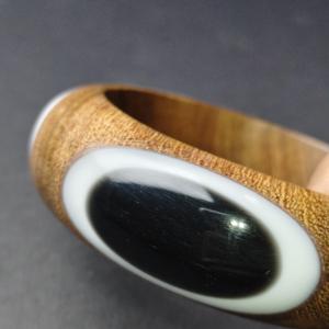 Bracelet large en bois fait main avec incrustation ovale en résine contrastante - Bracelet en bois dur écologique poli à la main - Ethnique - Product Image 6