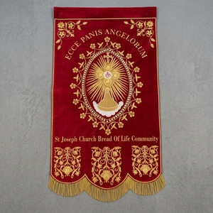 Drapeau liturgique personnalisé en velours rouge, brodé à la main avec fils d'or, pour processions chrétiennes et décoration murale. - Product Image 3
