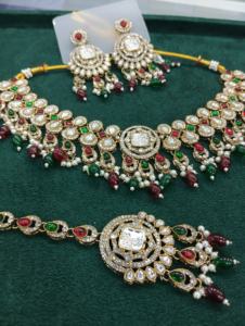 Ensemble de colliers tendance avec Maang Tikka et boucles d'oreilles, bijoux de mariage indiens traditionnels pour filles et femmes - Product Image 2