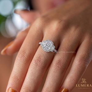 Bague de fiançailles de luxe en or blanc 9K 10K 14K 18K avec diamant de laboratoire taille coussin et halo, pierres latérales baguette effilées, personnalisable - Product Image 5