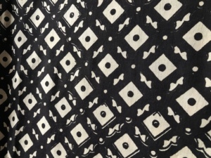 Tissu en coton imprimé à la main en gros – Tissu indien en coton géométrique noir et blanc pour vêtements et fournisseurs textiles - Product Image 3