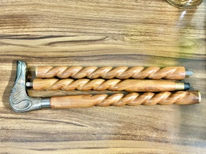 Bâtons de marche rustiques modernes en bois naturel écologique avec poignée en laiton poli, idéaux pour les cadeaux - Product Image 3