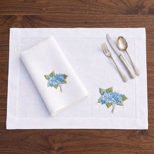 Juego de Manteles Individuales y Servilletas Finas Bordadas a Mano, Lavables y Reutilizables, con Diseño de Hortensias Azules, 100% Algodón, para Hogar y Bodas - Product Image 1