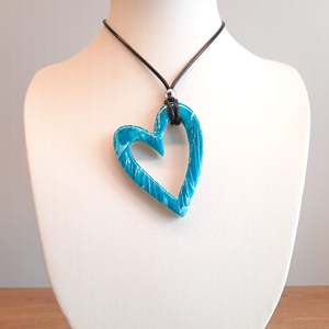 Collier torsadé en résine bleue fait main de luxe avec cordon réglable, cadeau romantique pour femme, accessoires de mode - Product Image 3