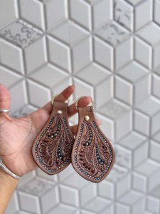 Porte-clés en cuir véritable fait main par un designer occidental, durable, léger, accessoire cadeau unisexe - Product Image 3