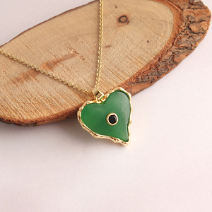 Collar de lujo para mujer con colgante en forma de corazón de ónix verde, con pequeños circones negros incrustados, cadena de latón chapada en oro de 18k. - Product Image 5