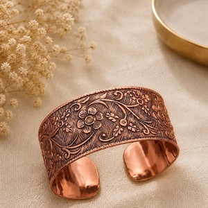กำไลข้อมือทองแดงแกะสลักลายดอกไม้ ดีไซน์เปิดแบบนูน งานฝีมือโลหะทำมือ เครื่องประดับโลหะ - Product Image 1