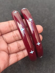 Modernas pulseras de resina hechas a mano, de forma redonda roja con patrón de estrellas azules, ligeras y cómodas de usar para mujeres. - Product Image 6