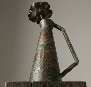 Vase de table en cuivre fait main, pichet décoratif en métal industriel avec poignée - Product Image 3
