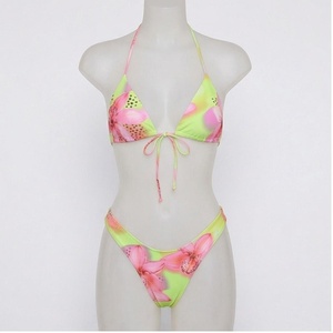 Ensemble de bikini à imprimé floral pour femmes, haut à lacets, bas string, maillot de bain en spandex et polyester - Product Image 1
