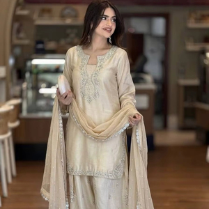 Ensemble Kurti Farshi Palazzo en soie brodée Roman Glass avec travail de rivets et de perles et dupatta en organza ajouré – Tenue de soirée de créateur - Product Image 1