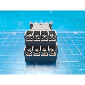 Prise de relais 4 pôles IDEC SY4S-05, utilisée telle qu'elle est, pièces d'équipement semi-conducteur d'époque - Product Image 1