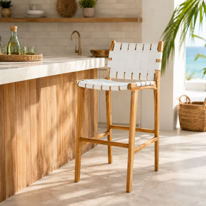 Tabouret de bar moderne en bois avec assise et dossier en similicuir tressé blanc, design côtier, mobilier pour la maison - Product Image 1