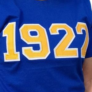 เสื้อยืด Sigma Gamma Rho 1922 สีน้ำเงินรอยัล พรีเมียม แต่งลายตัวอักษรกรีกสีทอง ดีไซน์ทันสมัย สวมใส่สบาย ผ้าฝ้ายนุ่ม ใส่ได้ทุกวัน - Product Image 2