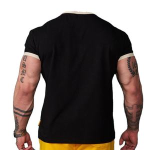 เสื้อยืดแขนสั้นผู้ชายสไตล์คลาสสิก ดีไซน์ทันสมัย ใส่สบาย น้ำหนักปานกลาง คอเสื้อตัดสี พร้อมชายเสื้อยืดแบบยืดหยุ่น - Product Image 2