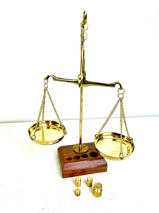 Balance de précision vintage en laiton avec poutre gravée ornée, base en bois et poids en laiton – Balance d'apothicaire antique décorative - Product Image 3