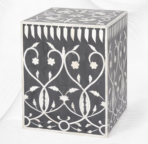 Taburete artesanal con incrustaciones de hueso en forma de barril, con llamativas rayas blancas y negras, disponible a precios de mayorista. - Product Image 6