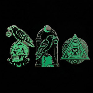 Pins en émail lumineux gothiques |   Badge phosphorescent Dark Academia en forme de chauve-souris et de croissant de lune |   Vente en gros personnalisée OEM - Product Image 1