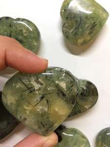 Cristal de Prehnita Natural en Forma de Corazón, Gema Pulida, Tallado de Corazón - Product Image 5