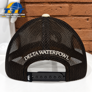 Casquette de baseball trucker personnalisée TTT à 5 panneaux en maille marron kaki avec logo brodé et fermeture snapback 100% polyester, fabriquée au Vietnam - Product Image 5