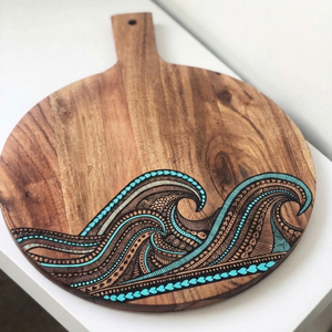 Planche à découper ronde en bois avec motifs complexes de vagues océaniques sculptés à la main et accents turquoise vibrants pour couper les légumes - Product Image 2