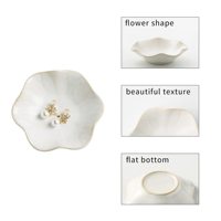 Plateau à bijoux en céramique en forme de fleur blanche avec bord doré pour ranger les bagues et les boucles d'oreilles