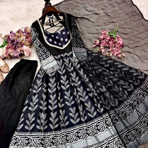 Fournisseur en gros de robes en soie chinon à imprimé numérique pour femmes, avec latkan dori fantaisie et dupatta en organza, entièrement cousues, de haute qualité - Product Image 1